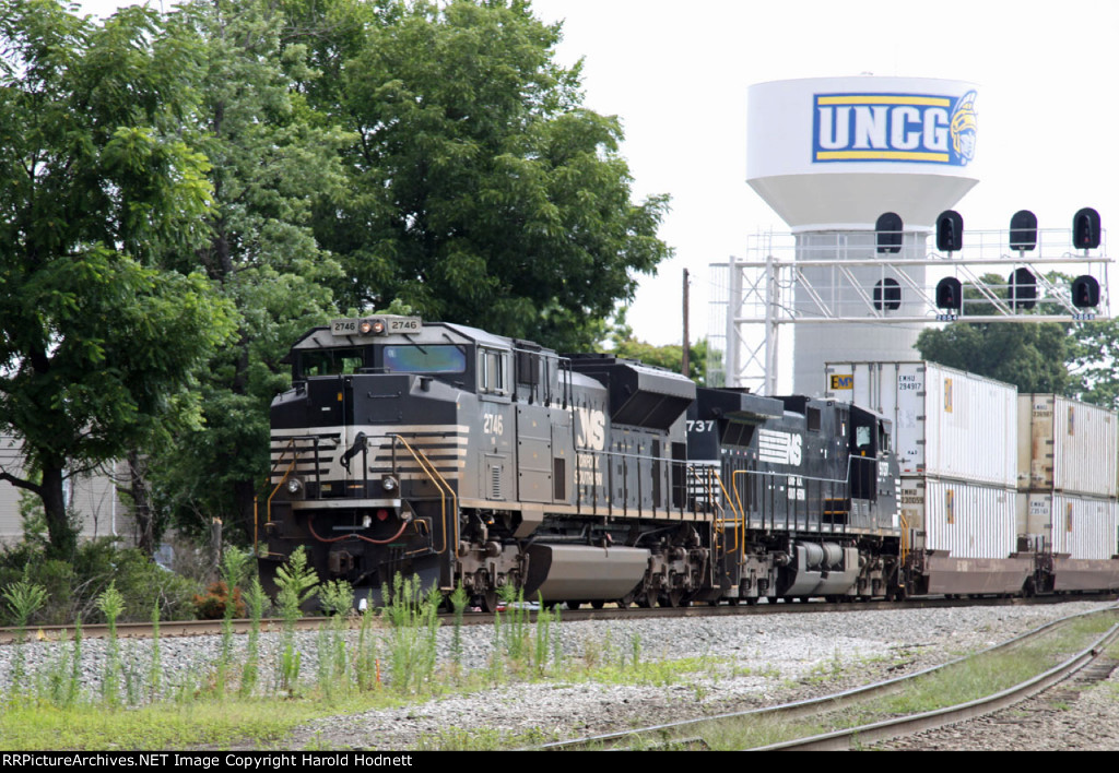 NS 2746 leads train 213 southbound at Aycock